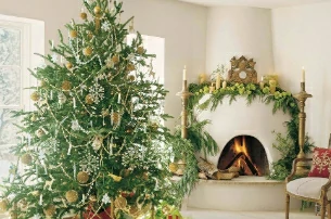 28 Christmas Mantel Decorations for Joyful and Cozy Holiday Gatherings